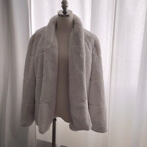 Fabulous Faux Fur! Excellent Condition! Great piece to dress up a dress.